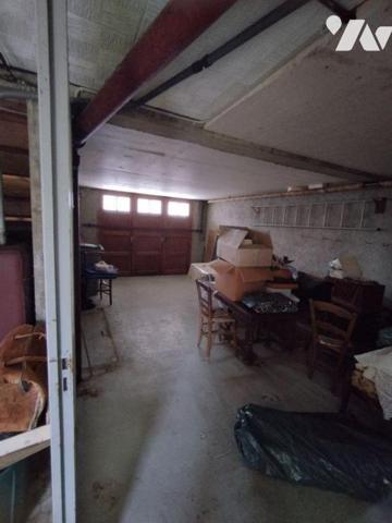 Maison élevée sur garage, cave et buanderie.
Comprenant séjour avec balcon, cuisine, quatre ch...