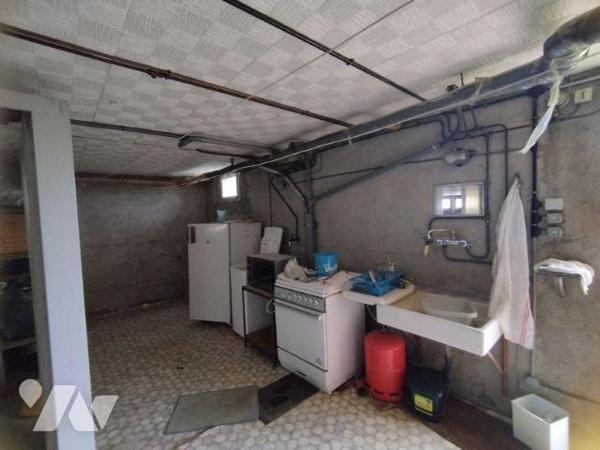 Maison élevée sur garage, cave et buanderie.
Comprenant séjour avec balcon, cuisine, quatre ch...