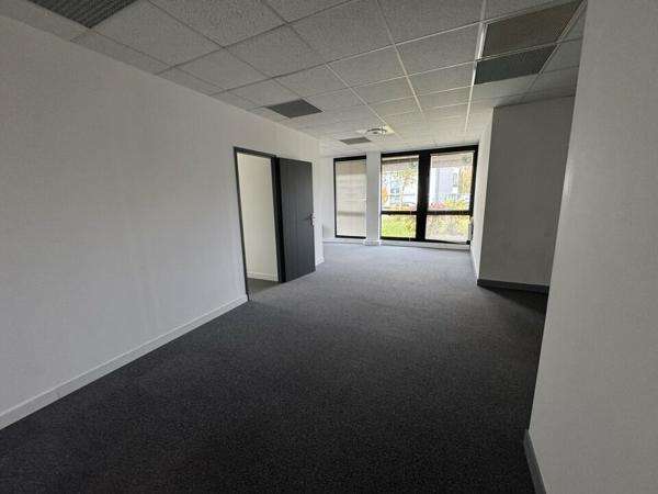 TOURS NORD BUREAUX A LOUER 64 M² RDC 2 PARKINGS PROCHE ECHANGEUR A10 VISIBILITÉ D910