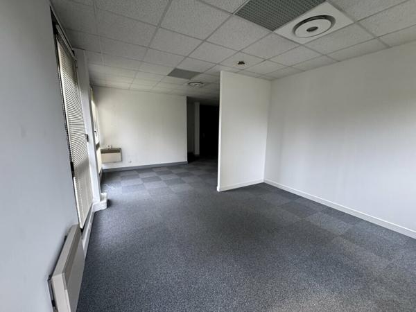 TOURS NORD BUREAUX A LOUER 64 M² RDC 2 PARKINGS PROCHE ECHANGEUR A10 VISIBILITÉ D910
