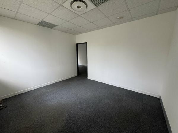 TOURS NORD BUREAUX A LOUER 64 M² RDC 2 PARKINGS PROCHE ECHANGEUR A10 VISIBILITÉ D910