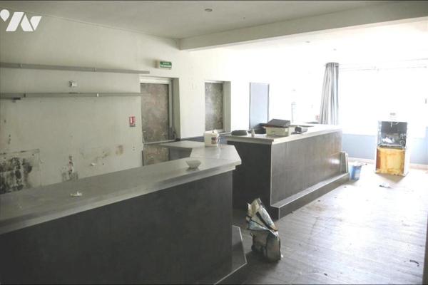 Local à usage professionnel, commercial et habitation - Cave - Cour. 161,60 m² habitable.