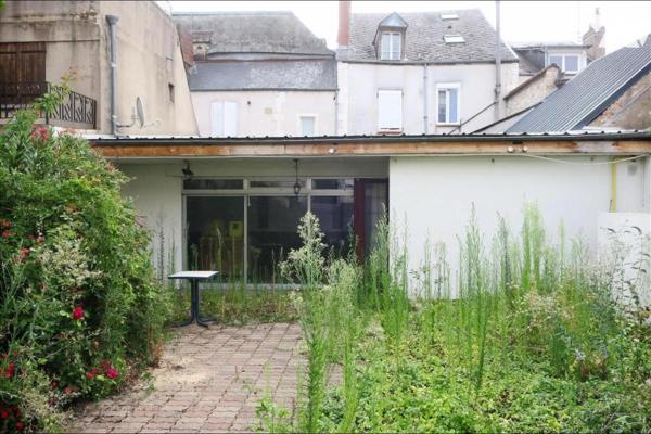 Local à usage professionnel, commercial et habitation - Cave - Cour. 161,60 m² habitable.