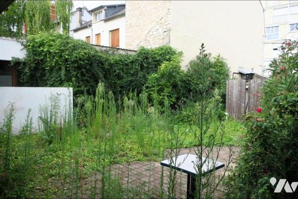 Local à usage professionnel, commercial et habitation - Cave - Cour. 161,60 m² habitable.