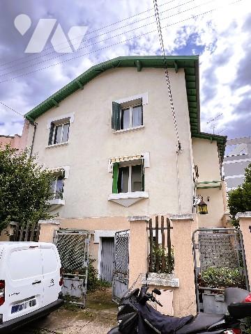 Ensemble immobilier composé d'une maison de 260 m² habitables +local annexe professionnel de 255 m².