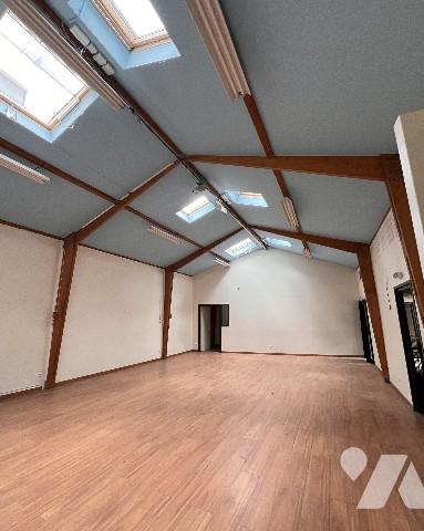 Ensemble immobilier composé d'une maison de 260 m² habitables +local annexe professionnel de 255 m².