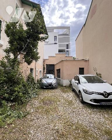 Ensemble immobilier composé d'une maison de 260 m² habitables +local annexe professionnel de 255 m².