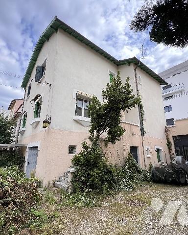 Ensemble immobilier composé d'une maison de 260 m² habitables +local annexe professionnel de 255 m².