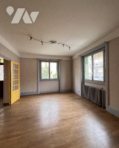 Ensemble immobilier composé d'une maison de 260 m² habitables +local annexe professionnel de 255 m².