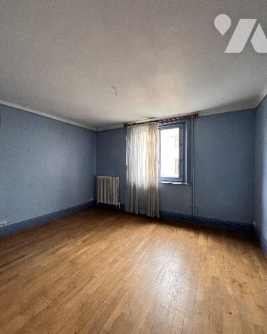 Ensemble immobilier composé d'une maison de 260 m² habitables +local annexe professionnel de 255 m².