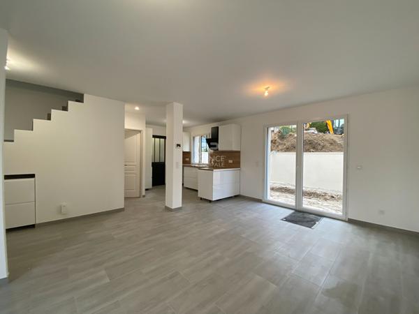 Maison à louer à Pontoise - 6 pièces, 4 chambres Loyer 1 850 €/mois charges comprises **  - Référence  MG11283