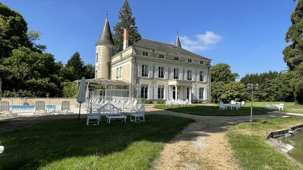 Superbe Château XIXᵉ en Tuffeau entièrement restauré