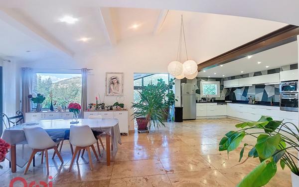 Maison à vendre    10 pièces •  Toulon