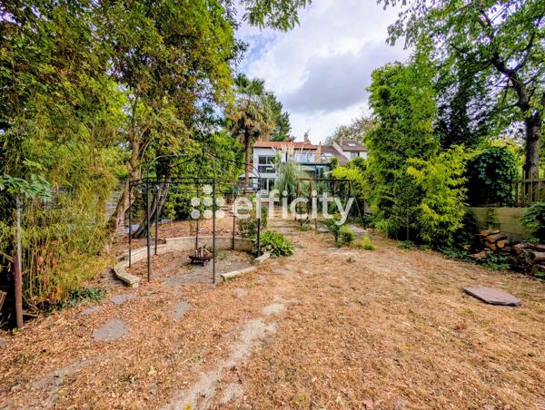 Maison
         6 pièces
        - 130 m² Bien prestige 440 000 € *