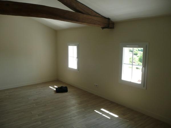 Immeuble de rapport proposant 9 logements : 4 studio, 3 T2, 1 T1bis et un T3 avec vue sur patio