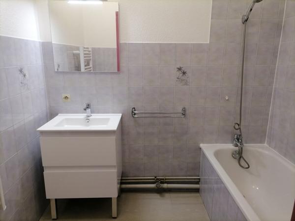 A vendre pour Investisseurs Immeuble centre ville Mont De Marsan local commercial et 5 appartements loués