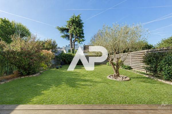 Maison Suresnes 8 pièce(s) 274 m2 1 699 000 € **  - Référence  20111