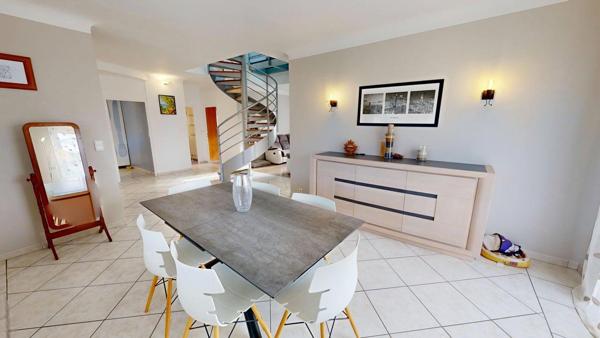 Coeur de Village, Maison familiale avec sous-sol complet et piscine