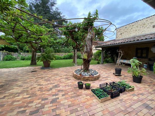 A Saint Macaire, proche Langon : bel ensemble immobilier , piscine, gite... 15 pièces 700 m2