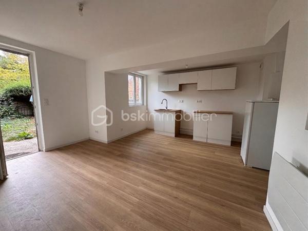 Idéal primo-accédant ou investisseur ! Venez découvrir ce bien accessible directement depuis la rue Sainte-Foy par un couloir et une cour commune. Cet emplacement privilégié vous donne accès à toutes les commodités sans les nuisances sonores de la route.

Ce bien entièrement rénové intérieurement, se compose, au rez-de-chaussée d'une entrée desservant un espace de vie de 20m2 avec cuisine ouverte, accès direct sur un petit jardin d'environ 55m2. Au rez de chaussée également un WC séparé.

A l'étage, un palier menant à un coin nuit de 8 m² et une salle d'eau avec douche et double vasque de près de 7 m²
Au 2ème étage : des combles et un grenier offrant un espace de stockage complémentaire.

Les + du bien :
Extérieur rare : jouissance exclusive d'un jardinet et d'une cour privative de 55 m², accessible directement depuis la maison.
Équipements : chauffage électrique et raccordement au tout-à-l'égout, double vitrage, vmc.

Taxe foncière 265€

Estimation valeur locative: 500€