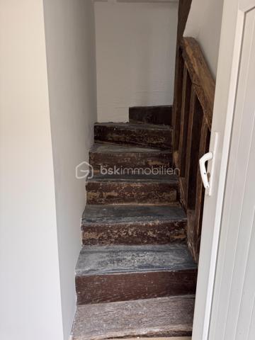 Idéal primo-accédant ou investisseur ! Venez découvrir ce bien accessible directement depuis la rue Sainte-Foy par un couloir et une cour commune. Cet emplacement privilégié vous donne accès à toutes les commodités sans les nuisances sonores de la route.

Ce bien entièrement rénové intérieurement, se compose, au rez-de-chaussée d'une entrée desservant un espace de vie de 20m2 avec cuisine ouverte, accès direct sur un petit jardin d'environ 55m2. Au rez de chaussée également un WC séparé.

A l'étage, un palier menant à un coin nuit de 8 m² et une salle d'eau avec douche et double vasque de près de 7 m²
Au 2ème étage : des combles et un grenier offrant un espace de stockage complémentaire.

Les + du bien :
Extérieur rare : jouissance exclusive d'un jardinet et d'une cour privative de 55 m², accessible directement depuis la maison.
Équipements : chauffage électrique et raccordement au tout-à-l'égout, double vitrage, vmc.

Taxe foncière 265€

Estimation valeur locative: 500€