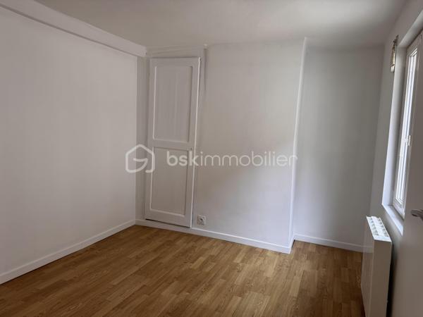 Idéal primo-accédant ou investisseur ! Venez découvrir ce bien accessible directement depuis la rue Sainte-Foy par un couloir et une cour commune. Cet emplacement privilégié vous donne accès à toutes les commodités sans les nuisances sonores de la route.

Ce bien entièrement rénové intérieurement, se compose, au rez-de-chaussée d'une entrée desservant un espace de vie de 20m2 avec cuisine ouverte, accès direct sur un petit jardin d'environ 55m2. Au rez de chaussée également un WC séparé.

A l'étage, un palier menant à un coin nuit de 8 m² et une salle d'eau avec douche et double vasque de près de 7 m²
Au 2ème étage : des combles et un grenier offrant un espace de stockage complémentaire.

Les + du bien :
Extérieur rare : jouissance exclusive d'un jardinet et d'une cour privative de 55 m², accessible directement depuis la maison.
Équipements : chauffage électrique et raccordement au tout-à-l'égout, double vitrage, vmc.

Taxe foncière 265€

Estimation valeur locative: 500€