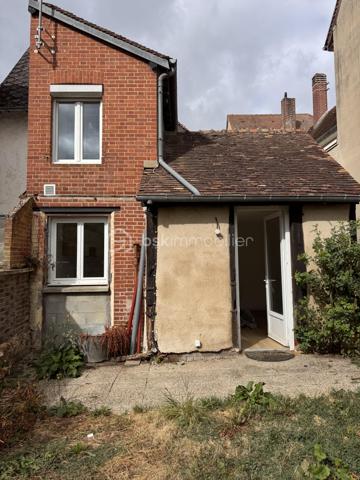 Idéal primo-accédant ou investisseur ! Venez découvrir ce bien accessible directement depuis la rue Sainte-Foy par un couloir et une cour commune. Cet emplacement privilégié vous donne accès à toutes les commodités sans les nuisances sonores de la route.

Ce bien entièrement rénové intérieurement, se compose, au rez-de-chaussée d'une entrée desservant un espace de vie de 20m2 avec cuisine ouverte, accès direct sur un petit jardin d'environ 55m2. Au rez de chaussée également un WC séparé.

A l'étage, un palier menant à un coin nuit de 8 m² et une salle d'eau avec douche et double vasque de près de 7 m²
Au 2ème étage : des combles et un grenier offrant un espace de stockage complémentaire.

Les + du bien :
Extérieur rare : jouissance exclusive d'un jardinet et d'une cour privative de 55 m², accessible directement depuis la maison.
Équipements : chauffage électrique et raccordement au tout-à-l'égout, double vitrage, vmc.

Taxe foncière 265€

Estimation valeur locative: 500€