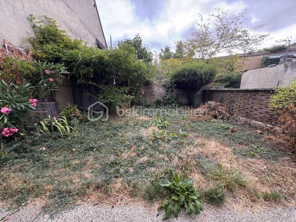 Idéal primo-accédant ou investisseur ! Venez découvrir ce bien accessible directement depuis la rue Sainte-Foy par un couloir et une cour commune. Cet emplacement privilégié vous donne accès à toutes les commodités sans les nuisances sonores de la route.

Ce bien entièrement rénové intérieurement, se compose, au rez-de-chaussée d'une entrée desservant un espace de vie de 20m2 avec cuisine ouverte, accès direct sur un petit jardin d'environ 55m2. Au rez de chaussée également un WC séparé.

A l'étage, un palier menant à un coin nuit de 8 m² et une salle d'eau avec douche et double vasque de près de 7 m²
Au 2ème étage : des combles et un grenier offrant un espace de stockage complémentaire.

Les + du bien :
Extérieur rare : jouissance exclusive d'un jardinet et d'une cour privative de 55 m², accessible directement depuis la maison.
Équipements : chauffage électrique et raccordement au tout-à-l'égout, double vitrage, vmc.

Taxe foncière 265€

Estimation valeur locative: 500€