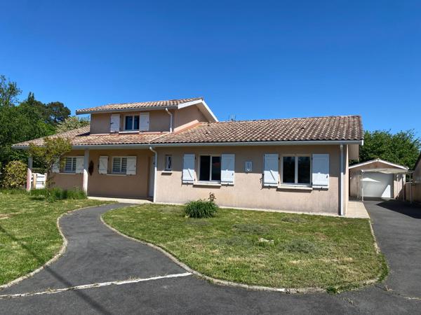 En placement idéal pour cette maison à Lège bourg