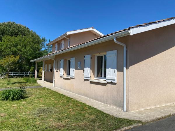 En placement idéal pour cette maison à Lège bourg