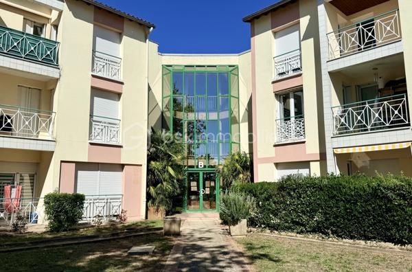 Dans un secteur recherché de Mignaloux-Beauvoir, au sein de la résidence sécurisée Le Parc de Mignaloux, découvrez ce T3 de 64 m², situé au 1er étage d'une résidence à taille humaine de deux étages, au cœur d'un environnement boisé et verdoyant.

L'appartement bénéficie d'une distribution agréable et fonctionnelle.

Dès l'entrée, vous découvrirez un hall de 6,55 m² avec placard coulissant, desservant les différents espaces du logement.

La pièce de vie de 19 m² s'ouvre sur un balcon de 5 m² exposé sud-est. Celui-ci est également accessible depuis la cuisine grâce à une seconde porte-fenêtre, offrant une configuration particulièrement agréable au quotidien.

La cuisine aménagée et équipée, rénovée (en partie) en 2021, dispose ainsi d'un accès direct au balcon.

L'espace nuit comprend deux chambres, dont une avec placard de rangement, ainsi qu'une salle d'eau rénovée (en partie) en 2021.

L'appartement est en très bon état général. Les sols et le chauffe-eau ont été remplacés en 2026. Il bénéficie également du double vitrage, de volets roulants manuels et de la fibre optique.

La résidence sécurisée dispose d'un interphone, d'un local à vélos et d'espaces verts entretenus. De nombreux emplacements de stationnement sont disponibles au sein de la résidence.

Mignaloux-Beauvoir séduit par son environnement résidentiel et sa proximité avec Poitiers.

La situation est particulièrement intéressante pour les étudiants et professionnels de santé, avec les facultés de médecine et le CHU de Poitiers à proximité.

Les atouts :

✓ Résidence sécurisée "Le Parc de Mignaloux"
✓ Environnement boisé 
✓ Balcon de 5 m² exposé sud-est
✓ Double accès au balcon : séjour et cuisine
✓ Cuisine et salle d'eau rénovées (en partie)
✓ Sols et chauffe-eau 2026
✓ Très bon état général
✓ Stationnement dans la résidence
✓ Eau froide comprise dans les charges de copropriété
✓ Proximité CHU et facultés de médecine

Pour obtenir davantage d'informations sur ce bien ou organiser une visite, contactez-moi.