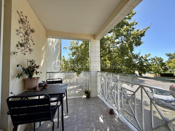 Dans un secteur recherché de Mignaloux-Beauvoir, au sein de la résidence sécurisée Le Parc de Mignaloux, découvrez ce T3 de 64 m², situé au 1er étage d'une résidence à taille humaine de deux étages, au cœur d'un environnement boisé et verdoyant.

L'appartement bénéficie d'une distribution agréable et fonctionnelle.

Dès l'entrée, vous découvrirez un hall de 6,55 m² avec placard coulissant, desservant les différents espaces du logement.

La pièce de vie de 19 m² s'ouvre sur un balcon de 5 m² exposé sud-est. Celui-ci est également accessible depuis la cuisine grâce à une seconde porte-fenêtre, offrant une configuration particulièrement agréable au quotidien.

La cuisine aménagée et équipée, rénovée (en partie) en 2021, dispose ainsi d'un accès direct au balcon.

L'espace nuit comprend deux chambres, dont une avec placard de rangement, ainsi qu'une salle d'eau rénovée (en partie) en 2021.

L'appartement est en très bon état général. Les sols et le chauffe-eau ont été remplacés en 2026. Il bénéficie également du double vitrage, de volets roulants manuels et de la fibre optique.

La résidence sécurisée dispose d'un interphone, d'un local à vélos et d'espaces verts entretenus. De nombreux emplacements de stationnement sont disponibles au sein de la résidence.

Mignaloux-Beauvoir séduit par son environnement résidentiel et sa proximité avec Poitiers.

La situation est particulièrement intéressante pour les étudiants et professionnels de santé, avec les facultés de médecine et le CHU de Poitiers à proximité.

Les atouts :

✓ Résidence sécurisée "Le Parc de Mignaloux"
✓ Environnement boisé 
✓ Balcon de 5 m² exposé sud-est
✓ Double accès au balcon : séjour et cuisine
✓ Cuisine et salle d'eau rénovées (en partie)
✓ Sols et chauffe-eau 2026
✓ Très bon état général
✓ Stationnement dans la résidence
✓ Eau froide comprise dans les charges de copropriété
✓ Proximité CHU et facultés de médecine

Pour obtenir davantage d'informations sur ce bien ou organiser une visite, contactez-moi.