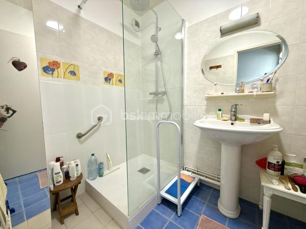 Dans un secteur recherché de Mignaloux-Beauvoir, au sein de la résidence sécurisée Le Parc de Mignaloux, découvrez ce T3 de 64 m², situé au 1er étage d'une résidence à taille humaine de deux étages, au cœur d'un environnement boisé et verdoyant.

L'appartement bénéficie d'une distribution agréable et fonctionnelle.

Dès l'entrée, vous découvrirez un hall de 6,55 m² avec placard coulissant, desservant les différents espaces du logement.

La pièce de vie de 19 m² s'ouvre sur un balcon de 5 m² exposé sud-est. Celui-ci est également accessible depuis la cuisine grâce à une seconde porte-fenêtre, offrant une configuration particulièrement agréable au quotidien.

La cuisine aménagée et équipée, rénovée (en partie) en 2021, dispose ainsi d'un accès direct au balcon.

L'espace nuit comprend deux chambres, dont une avec placard de rangement, ainsi qu'une salle d'eau rénovée (en partie) en 2021.

L'appartement est en très bon état général. Les sols et le chauffe-eau ont été remplacés en 2026. Il bénéficie également du double vitrage, de volets roulants manuels et de la fibre optique.

La résidence sécurisée dispose d'un interphone, d'un local à vélos et d'espaces verts entretenus. De nombreux emplacements de stationnement sont disponibles au sein de la résidence.

Mignaloux-Beauvoir séduit par son environnement résidentiel et sa proximité avec Poitiers.

La situation est particulièrement intéressante pour les étudiants et professionnels de santé, avec les facultés de médecine et le CHU de Poitiers à proximité.

Les atouts :

✓ Résidence sécurisée "Le Parc de Mignaloux"
✓ Environnement boisé 
✓ Balcon de 5 m² exposé sud-est
✓ Double accès au balcon : séjour et cuisine
✓ Cuisine et salle d'eau rénovées (en partie)
✓ Sols et chauffe-eau 2026
✓ Très bon état général
✓ Stationnement dans la résidence
✓ Eau froide comprise dans les charges de copropriété
✓ Proximité CHU et facultés de médecine

Pour obtenir davantage d'informations sur ce bien ou organiser une visite, contactez-moi.