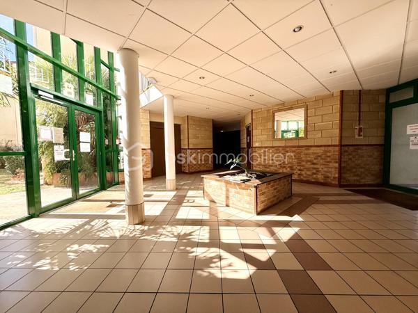 Dans un secteur recherché de Mignaloux-Beauvoir, au sein de la résidence sécurisée Le Parc de Mignaloux, découvrez ce T3 de 64 m², situé au 1er étage d'une résidence à taille humaine de deux étages, au cœur d'un environnement boisé et verdoyant.

L'appartement bénéficie d'une distribution agréable et fonctionnelle.

Dès l'entrée, vous découvrirez un hall de 6,55 m² avec placard coulissant, desservant les différents espaces du logement.

La pièce de vie de 19 m² s'ouvre sur un balcon de 5 m² exposé sud-est. Celui-ci est également accessible depuis la cuisine grâce à une seconde porte-fenêtre, offrant une configuration particulièrement agréable au quotidien.

La cuisine aménagée et équipée, rénovée (en partie) en 2021, dispose ainsi d'un accès direct au balcon.

L'espace nuit comprend deux chambres, dont une avec placard de rangement, ainsi qu'une salle d'eau rénovée (en partie) en 2021.

L'appartement est en très bon état général. Les sols et le chauffe-eau ont été remplacés en 2026. Il bénéficie également du double vitrage, de volets roulants manuels et de la fibre optique.

La résidence sécurisée dispose d'un interphone, d'un local à vélos et d'espaces verts entretenus. De nombreux emplacements de stationnement sont disponibles au sein de la résidence.

Mignaloux-Beauvoir séduit par son environnement résidentiel et sa proximité avec Poitiers.

La situation est particulièrement intéressante pour les étudiants et professionnels de santé, avec les facultés de médecine et le CHU de Poitiers à proximité.

Les atouts :

✓ Résidence sécurisée "Le Parc de Mignaloux"
✓ Environnement boisé 
✓ Balcon de 5 m² exposé sud-est
✓ Double accès au balcon : séjour et cuisine
✓ Cuisine et salle d'eau rénovées (en partie)
✓ Sols et chauffe-eau 2026
✓ Très bon état général
✓ Stationnement dans la résidence
✓ Eau froide comprise dans les charges de copropriété
✓ Proximité CHU et facultés de médecine

Pour obtenir davantage d'informations sur ce bien ou organiser une visite, contactez-moi.