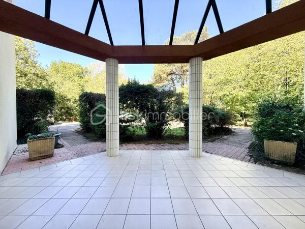 Dans un secteur recherché de Mignaloux-Beauvoir, au sein de la résidence sécurisée Le Parc de Mignaloux, découvrez ce T3 de 64 m², situé au 1er étage d'une résidence à taille humaine de deux étages, au cœur d'un environnement boisé et verdoyant.

L'appartement bénéficie d'une distribution agréable et fonctionnelle.

Dès l'entrée, vous découvrirez un hall de 6,55 m² avec placard coulissant, desservant les différents espaces du logement.

La pièce de vie de 19 m² s'ouvre sur un balcon de 5 m² exposé sud-est. Celui-ci est également accessible depuis la cuisine grâce à une seconde porte-fenêtre, offrant une configuration particulièrement agréable au quotidien.

La cuisine aménagée et équipée, rénovée (en partie) en 2021, dispose ainsi d'un accès direct au balcon.

L'espace nuit comprend deux chambres, dont une avec placard de rangement, ainsi qu'une salle d'eau rénovée (en partie) en 2021.

L'appartement est en très bon état général. Les sols et le chauffe-eau ont été remplacés en 2026. Il bénéficie également du double vitrage, de volets roulants manuels et de la fibre optique.

La résidence sécurisée dispose d'un interphone, d'un local à vélos et d'espaces verts entretenus. De nombreux emplacements de stationnement sont disponibles au sein de la résidence.

Mignaloux-Beauvoir séduit par son environnement résidentiel et sa proximité avec Poitiers.

La situation est particulièrement intéressante pour les étudiants et professionnels de santé, avec les facultés de médecine et le CHU de Poitiers à proximité.

Les atouts :

✓ Résidence sécurisée "Le Parc de Mignaloux"
✓ Environnement boisé 
✓ Balcon de 5 m² exposé sud-est
✓ Double accès au balcon : séjour et cuisine
✓ Cuisine et salle d'eau rénovées (en partie)
✓ Sols et chauffe-eau 2026
✓ Très bon état général
✓ Stationnement dans la résidence
✓ Eau froide comprise dans les charges de copropriété
✓ Proximité CHU et facultés de médecine

Pour obtenir davantage d'informations sur ce bien ou organiser une visite, contactez-moi.