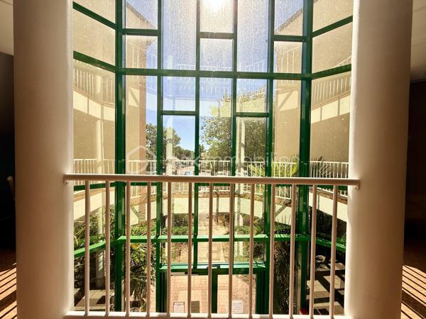 Dans un secteur recherché de Mignaloux-Beauvoir, au sein de la résidence sécurisée Le Parc de Mignaloux, découvrez ce T3 de 64 m², situé au 1er étage d'une résidence à taille humaine de deux étages, au cœur d'un environnement boisé et verdoyant.

L'appartement bénéficie d'une distribution agréable et fonctionnelle.

Dès l'entrée, vous découvrirez un hall de 6,55 m² avec placard coulissant, desservant les différents espaces du logement.

La pièce de vie de 19 m² s'ouvre sur un balcon de 5 m² exposé sud-est. Celui-ci est également accessible depuis la cuisine grâce à une seconde porte-fenêtre, offrant une configuration particulièrement agréable au quotidien.

La cuisine aménagée et équipée, rénovée (en partie) en 2021, dispose ainsi d'un accès direct au balcon.

L'espace nuit comprend deux chambres, dont une avec placard de rangement, ainsi qu'une salle d'eau rénovée (en partie) en 2021.

L'appartement est en très bon état général. Les sols et le chauffe-eau ont été remplacés en 2026. Il bénéficie également du double vitrage, de volets roulants manuels et de la fibre optique.

La résidence sécurisée dispose d'un interphone, d'un local à vélos et d'espaces verts entretenus. De nombreux emplacements de stationnement sont disponibles au sein de la résidence.

Mignaloux-Beauvoir séduit par son environnement résidentiel et sa proximité avec Poitiers.

La situation est particulièrement intéressante pour les étudiants et professionnels de santé, avec les facultés de médecine et le CHU de Poitiers à proximité.

Les atouts :

✓ Résidence sécurisée "Le Parc de Mignaloux"
✓ Environnement boisé 
✓ Balcon de 5 m² exposé sud-est
✓ Double accès au balcon : séjour et cuisine
✓ Cuisine et salle d'eau rénovées (en partie)
✓ Sols et chauffe-eau 2026
✓ Très bon état général
✓ Stationnement dans la résidence
✓ Eau froide comprise dans les charges de copropriété
✓ Proximité CHU et facultés de médecine

Pour obtenir davantage d'informations sur ce bien ou organiser une visite, contactez-moi.