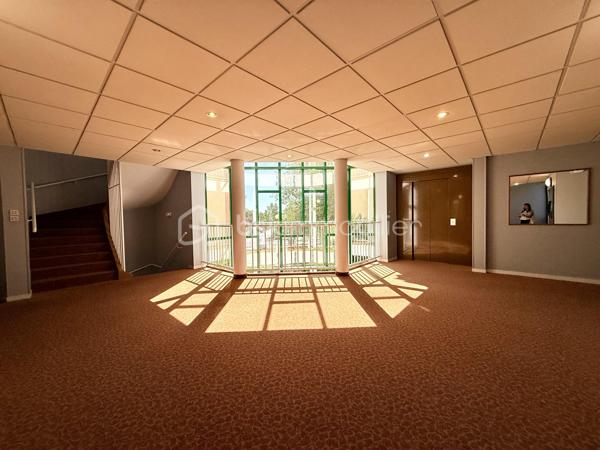 Dans un secteur recherché de Mignaloux-Beauvoir, au sein de la résidence sécurisée Le Parc de Mignaloux, découvrez ce T3 de 64 m², situé au 1er étage d'une résidence à taille humaine de deux étages, au cœur d'un environnement boisé et verdoyant.

L'appartement bénéficie d'une distribution agréable et fonctionnelle.

Dès l'entrée, vous découvrirez un hall de 6,55 m² avec placard coulissant, desservant les différents espaces du logement.

La pièce de vie de 19 m² s'ouvre sur un balcon de 5 m² exposé sud-est. Celui-ci est également accessible depuis la cuisine grâce à une seconde porte-fenêtre, offrant une configuration particulièrement agréable au quotidien.

La cuisine aménagée et équipée, rénovée (en partie) en 2021, dispose ainsi d'un accès direct au balcon.

L'espace nuit comprend deux chambres, dont une avec placard de rangement, ainsi qu'une salle d'eau rénovée (en partie) en 2021.

L'appartement est en très bon état général. Les sols et le chauffe-eau ont été remplacés en 2026. Il bénéficie également du double vitrage, de volets roulants manuels et de la fibre optique.

La résidence sécurisée dispose d'un interphone, d'un local à vélos et d'espaces verts entretenus. De nombreux emplacements de stationnement sont disponibles au sein de la résidence.

Mignaloux-Beauvoir séduit par son environnement résidentiel et sa proximité avec Poitiers.

La situation est particulièrement intéressante pour les étudiants et professionnels de santé, avec les facultés de médecine et le CHU de Poitiers à proximité.

Les atouts :

✓ Résidence sécurisée "Le Parc de Mignaloux"
✓ Environnement boisé 
✓ Balcon de 5 m² exposé sud-est
✓ Double accès au balcon : séjour et cuisine
✓ Cuisine et salle d'eau rénovées (en partie)
✓ Sols et chauffe-eau 2026
✓ Très bon état général
✓ Stationnement dans la résidence
✓ Eau froide comprise dans les charges de copropriété
✓ Proximité CHU et facultés de médecine

Pour obtenir davantage d'informations sur ce bien ou organiser une visite, contactez-moi.