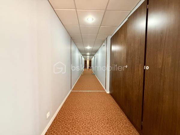 Dans un secteur recherché de Mignaloux-Beauvoir, au sein de la résidence sécurisée Le Parc de Mignaloux, découvrez ce T3 de 64 m², situé au 1er étage d'une résidence à taille humaine de deux étages, au cœur d'un environnement boisé et verdoyant.

L'appartement bénéficie d'une distribution agréable et fonctionnelle.

Dès l'entrée, vous découvrirez un hall de 6,55 m² avec placard coulissant, desservant les différents espaces du logement.

La pièce de vie de 19 m² s'ouvre sur un balcon de 5 m² exposé sud-est. Celui-ci est également accessible depuis la cuisine grâce à une seconde porte-fenêtre, offrant une configuration particulièrement agréable au quotidien.

La cuisine aménagée et équipée, rénovée (en partie) en 2021, dispose ainsi d'un accès direct au balcon.

L'espace nuit comprend deux chambres, dont une avec placard de rangement, ainsi qu'une salle d'eau rénovée (en partie) en 2021.

L'appartement est en très bon état général. Les sols et le chauffe-eau ont été remplacés en 2026. Il bénéficie également du double vitrage, de volets roulants manuels et de la fibre optique.

La résidence sécurisée dispose d'un interphone, d'un local à vélos et d'espaces verts entretenus. De nombreux emplacements de stationnement sont disponibles au sein de la résidence.

Mignaloux-Beauvoir séduit par son environnement résidentiel et sa proximité avec Poitiers.

La situation est particulièrement intéressante pour les étudiants et professionnels de santé, avec les facultés de médecine et le CHU de Poitiers à proximité.

Les atouts :

✓ Résidence sécurisée "Le Parc de Mignaloux"
✓ Environnement boisé 
✓ Balcon de 5 m² exposé sud-est
✓ Double accès au balcon : séjour et cuisine
✓ Cuisine et salle d'eau rénovées (en partie)
✓ Sols et chauffe-eau 2026
✓ Très bon état général
✓ Stationnement dans la résidence
✓ Eau froide comprise dans les charges de copropriété
✓ Proximité CHU et facultés de médecine

Pour obtenir davantage d'informations sur ce bien ou organiser une visite, contactez-moi.