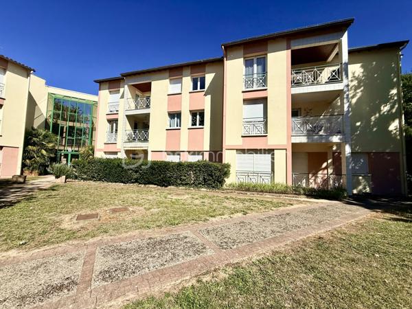 Dans un secteur recherché de Mignaloux-Beauvoir, au sein de la résidence sécurisée Le Parc de Mignaloux, découvrez ce T3 de 64 m², situé au 1er étage d'une résidence à taille humaine de deux étages, au cœur d'un environnement boisé et verdoyant.

L'appartement bénéficie d'une distribution agréable et fonctionnelle.

Dès l'entrée, vous découvrirez un hall de 6,55 m² avec placard coulissant, desservant les différents espaces du logement.

La pièce de vie de 19 m² s'ouvre sur un balcon de 5 m² exposé sud-est. Celui-ci est également accessible depuis la cuisine grâce à une seconde porte-fenêtre, offrant une configuration particulièrement agréable au quotidien.

La cuisine aménagée et équipée, rénovée (en partie) en 2021, dispose ainsi d'un accès direct au balcon.

L'espace nuit comprend deux chambres, dont une avec placard de rangement, ainsi qu'une salle d'eau rénovée (en partie) en 2021.

L'appartement est en très bon état général. Les sols et le chauffe-eau ont été remplacés en 2026. Il bénéficie également du double vitrage, de volets roulants manuels et de la fibre optique.

La résidence sécurisée dispose d'un interphone, d'un local à vélos et d'espaces verts entretenus. De nombreux emplacements de stationnement sont disponibles au sein de la résidence.

Mignaloux-Beauvoir séduit par son environnement résidentiel et sa proximité avec Poitiers.

La situation est particulièrement intéressante pour les étudiants et professionnels de santé, avec les facultés de médecine et le CHU de Poitiers à proximité.

Les atouts :

✓ Résidence sécurisée "Le Parc de Mignaloux"
✓ Environnement boisé 
✓ Balcon de 5 m² exposé sud-est
✓ Double accès au balcon : séjour et cuisine
✓ Cuisine et salle d'eau rénovées (en partie)
✓ Sols et chauffe-eau 2026
✓ Très bon état général
✓ Stationnement dans la résidence
✓ Eau froide comprise dans les charges de copropriété
✓ Proximité CHU et facultés de médecine

Pour obtenir davantage d'informations sur ce bien ou organiser une visite, contactez-moi.