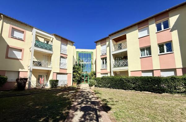 Dans un secteur recherché de Mignaloux-Beauvoir, au sein de la résidence sécurisée Le Parc de Mignaloux, découvrez ce T3 de 64 m², situé au 1er étage d'une résidence à taille humaine de deux étages, au cœur d'un environnement boisé et verdoyant.

L'appartement bénéficie d'une distribution agréable et fonctionnelle.

Dès l'entrée, vous découvrirez un hall de 6,55 m² avec placard coulissant, desservant les différents espaces du logement.

La pièce de vie de 19 m² s'ouvre sur un balcon de 5 m² exposé sud-est. Celui-ci est également accessible depuis la cuisine grâce à une seconde porte-fenêtre, offrant une configuration particulièrement agréable au quotidien.

La cuisine aménagée et équipée, rénovée (en partie) en 2021, dispose ainsi d'un accès direct au balcon.

L'espace nuit comprend deux chambres, dont une avec placard de rangement, ainsi qu'une salle d'eau rénovée (en partie) en 2021.

L'appartement est en très bon état général. Les sols et le chauffe-eau ont été remplacés en 2026. Il bénéficie également du double vitrage, de volets roulants manuels et de la fibre optique.

La résidence sécurisée dispose d'un interphone, d'un local à vélos et d'espaces verts entretenus. De nombreux emplacements de stationnement sont disponibles au sein de la résidence.

Mignaloux-Beauvoir séduit par son environnement résidentiel et sa proximité avec Poitiers.

La situation est particulièrement intéressante pour les étudiants et professionnels de santé, avec les facultés de médecine et le CHU de Poitiers à proximité.

Les atouts :

✓ Résidence sécurisée "Le Parc de Mignaloux"
✓ Environnement boisé 
✓ Balcon de 5 m² exposé sud-est
✓ Double accès au balcon : séjour et cuisine
✓ Cuisine et salle d'eau rénovées (en partie)
✓ Sols et chauffe-eau 2026
✓ Très bon état général
✓ Stationnement dans la résidence
✓ Eau froide comprise dans les charges de copropriété
✓ Proximité CHU et facultés de médecine

Pour obtenir davantage d'informations sur ce bien ou organiser une visite, contactez-moi.