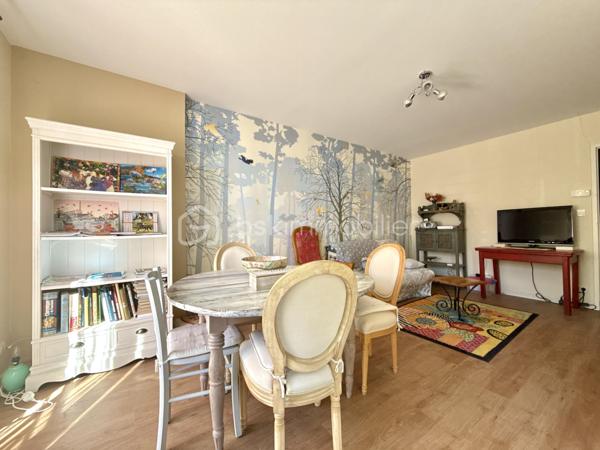 Dans un secteur recherché de Mignaloux-Beauvoir, au sein de la résidence sécurisée Le Parc de Mignaloux, découvrez ce T3 de 64 m², situé au 1er étage d'une résidence à taille humaine de deux étages, au cœur d'un environnement boisé et verdoyant.

L'appartement bénéficie d'une distribution agréable et fonctionnelle.

Dès l'entrée, vous découvrirez un hall de 6,55 m² avec placard coulissant, desservant les différents espaces du logement.

La pièce de vie de 19 m² s'ouvre sur un balcon de 5 m² exposé sud-est. Celui-ci est également accessible depuis la cuisine grâce à une seconde porte-fenêtre, offrant une configuration particulièrement agréable au quotidien.

La cuisine aménagée et équipée, rénovée (en partie) en 2021, dispose ainsi d'un accès direct au balcon.

L'espace nuit comprend deux chambres, dont une avec placard de rangement, ainsi qu'une salle d'eau rénovée (en partie) en 2021.

L'appartement est en très bon état général. Les sols et le chauffe-eau ont été remplacés en 2026. Il bénéficie également du double vitrage, de volets roulants manuels et de la fibre optique.

La résidence sécurisée dispose d'un interphone, d'un local à vélos et d'espaces verts entretenus. De nombreux emplacements de stationnement sont disponibles au sein de la résidence.

Mignaloux-Beauvoir séduit par son environnement résidentiel et sa proximité avec Poitiers.

La situation est particulièrement intéressante pour les étudiants et professionnels de santé, avec les facultés de médecine et le CHU de Poitiers à proximité.

Les atouts :

✓ Résidence sécurisée "Le Parc de Mignaloux"
✓ Environnement boisé 
✓ Balcon de 5 m² exposé sud-est
✓ Double accès au balcon : séjour et cuisine
✓ Cuisine et salle d'eau rénovées (en partie)
✓ Sols et chauffe-eau 2026
✓ Très bon état général
✓ Stationnement dans la résidence
✓ Eau froide comprise dans les charges de copropriété
✓ Proximité CHU et facultés de médecine

Pour obtenir davantage d'informations sur ce bien ou organiser une visite, contactez-moi.