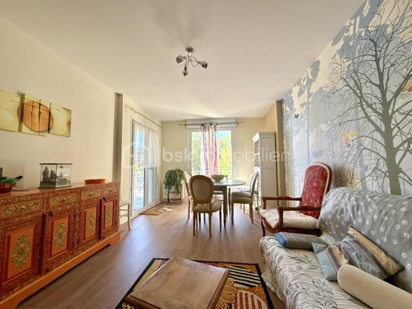Dans un secteur recherché de Mignaloux-Beauvoir, au sein de la résidence sécurisée Le Parc de Mignaloux, découvrez ce T3 de 64 m², situé au 1er étage d'une résidence à taille humaine de deux étages, au cœur d'un environnement boisé et verdoyant.

L'appartement bénéficie d'une distribution agréable et fonctionnelle.

Dès l'entrée, vous découvrirez un hall de 6,55 m² avec placard coulissant, desservant les différents espaces du logement.

La pièce de vie de 19 m² s'ouvre sur un balcon de 5 m² exposé sud-est. Celui-ci est également accessible depuis la cuisine grâce à une seconde porte-fenêtre, offrant une configuration particulièrement agréable au quotidien.

La cuisine aménagée et équipée, rénovée (en partie) en 2021, dispose ainsi d'un accès direct au balcon.

L'espace nuit comprend deux chambres, dont une avec placard de rangement, ainsi qu'une salle d'eau rénovée (en partie) en 2021.

L'appartement est en très bon état général. Les sols et le chauffe-eau ont été remplacés en 2026. Il bénéficie également du double vitrage, de volets roulants manuels et de la fibre optique.

La résidence sécurisée dispose d'un interphone, d'un local à vélos et d'espaces verts entretenus. De nombreux emplacements de stationnement sont disponibles au sein de la résidence.

Mignaloux-Beauvoir séduit par son environnement résidentiel et sa proximité avec Poitiers.

La situation est particulièrement intéressante pour les étudiants et professionnels de santé, avec les facultés de médecine et le CHU de Poitiers à proximité.

Les atouts :

✓ Résidence sécurisée "Le Parc de Mignaloux"
✓ Environnement boisé 
✓ Balcon de 5 m² exposé sud-est
✓ Double accès au balcon : séjour et cuisine
✓ Cuisine et salle d'eau rénovées (en partie)
✓ Sols et chauffe-eau 2026
✓ Très bon état général
✓ Stationnement dans la résidence
✓ Eau froide comprise dans les charges de copropriété
✓ Proximité CHU et facultés de médecine

Pour obtenir davantage d'informations sur ce bien ou organiser une visite, contactez-moi.