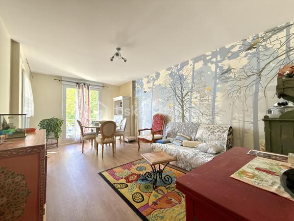 Dans un secteur recherché de Mignaloux-Beauvoir, au sein de la résidence sécurisée Le Parc de Mignaloux, découvrez ce T3 de 64 m², situé au 1er étage d'une résidence à taille humaine de deux étages, au cœur d'un environnement boisé et verdoyant.

L'appartement bénéficie d'une distribution agréable et fonctionnelle.

Dès l'entrée, vous découvrirez un hall de 6,55 m² avec placard coulissant, desservant les différents espaces du logement.

La pièce de vie de 19 m² s'ouvre sur un balcon de 5 m² exposé sud-est. Celui-ci est également accessible depuis la cuisine grâce à une seconde porte-fenêtre, offrant une configuration particulièrement agréable au quotidien.

La cuisine aménagée et équipée, rénovée (en partie) en 2021, dispose ainsi d'un accès direct au balcon.

L'espace nuit comprend deux chambres, dont une avec placard de rangement, ainsi qu'une salle d'eau rénovée (en partie) en 2021.

L'appartement est en très bon état général. Les sols et le chauffe-eau ont été remplacés en 2026. Il bénéficie également du double vitrage, de volets roulants manuels et de la fibre optique.

La résidence sécurisée dispose d'un interphone, d'un local à vélos et d'espaces verts entretenus. De nombreux emplacements de stationnement sont disponibles au sein de la résidence.

Mignaloux-Beauvoir séduit par son environnement résidentiel et sa proximité avec Poitiers.

La situation est particulièrement intéressante pour les étudiants et professionnels de santé, avec les facultés de médecine et le CHU de Poitiers à proximité.

Les atouts :

✓ Résidence sécurisée "Le Parc de Mignaloux"
✓ Environnement boisé 
✓ Balcon de 5 m² exposé sud-est
✓ Double accès au balcon : séjour et cuisine
✓ Cuisine et salle d'eau rénovées (en partie)
✓ Sols et chauffe-eau 2026
✓ Très bon état général
✓ Stationnement dans la résidence
✓ Eau froide comprise dans les charges de copropriété
✓ Proximité CHU et facultés de médecine

Pour obtenir davantage d'informations sur ce bien ou organiser une visite, contactez-moi.