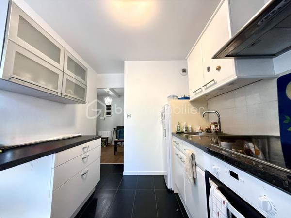 Dans un secteur recherché de Mignaloux-Beauvoir, au sein de la résidence sécurisée Le Parc de Mignaloux, découvrez ce T3 de 64 m², situé au 1er étage d'une résidence à taille humaine de deux étages, au cœur d'un environnement boisé et verdoyant.

L'appartement bénéficie d'une distribution agréable et fonctionnelle.

Dès l'entrée, vous découvrirez un hall de 6,55 m² avec placard coulissant, desservant les différents espaces du logement.

La pièce de vie de 19 m² s'ouvre sur un balcon de 5 m² exposé sud-est. Celui-ci est également accessible depuis la cuisine grâce à une seconde porte-fenêtre, offrant une configuration particulièrement agréable au quotidien.

La cuisine aménagée et équipée, rénovée (en partie) en 2021, dispose ainsi d'un accès direct au balcon.

L'espace nuit comprend deux chambres, dont une avec placard de rangement, ainsi qu'une salle d'eau rénovée (en partie) en 2021.

L'appartement est en très bon état général. Les sols et le chauffe-eau ont été remplacés en 2026. Il bénéficie également du double vitrage, de volets roulants manuels et de la fibre optique.

La résidence sécurisée dispose d'un interphone, d'un local à vélos et d'espaces verts entretenus. De nombreux emplacements de stationnement sont disponibles au sein de la résidence.

Mignaloux-Beauvoir séduit par son environnement résidentiel et sa proximité avec Poitiers.

La situation est particulièrement intéressante pour les étudiants et professionnels de santé, avec les facultés de médecine et le CHU de Poitiers à proximité.

Les atouts :

✓ Résidence sécurisée "Le Parc de Mignaloux"
✓ Environnement boisé 
✓ Balcon de 5 m² exposé sud-est
✓ Double accès au balcon : séjour et cuisine
✓ Cuisine et salle d'eau rénovées (en partie)
✓ Sols et chauffe-eau 2026
✓ Très bon état général
✓ Stationnement dans la résidence
✓ Eau froide comprise dans les charges de copropriété
✓ Proximité CHU et facultés de médecine

Pour obtenir davantage d'informations sur ce bien ou organiser une visite, contactez-moi.