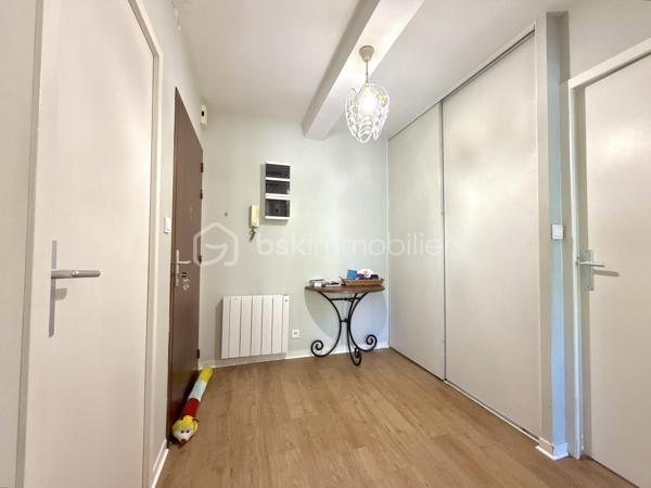 Dans un secteur recherché de Mignaloux-Beauvoir, au sein de la résidence sécurisée Le Parc de Mignaloux, découvrez ce T3 de 64 m², situé au 1er étage d'une résidence à taille humaine de deux étages, au cœur d'un environnement boisé et verdoyant.

L'appartement bénéficie d'une distribution agréable et fonctionnelle.

Dès l'entrée, vous découvrirez un hall de 6,55 m² avec placard coulissant, desservant les différents espaces du logement.

La pièce de vie de 19 m² s'ouvre sur un balcon de 5 m² exposé sud-est. Celui-ci est également accessible depuis la cuisine grâce à une seconde porte-fenêtre, offrant une configuration particulièrement agréable au quotidien.

La cuisine aménagée et équipée, rénovée (en partie) en 2021, dispose ainsi d'un accès direct au balcon.

L'espace nuit comprend deux chambres, dont une avec placard de rangement, ainsi qu'une salle d'eau rénovée (en partie) en 2021.

L'appartement est en très bon état général. Les sols et le chauffe-eau ont été remplacés en 2026. Il bénéficie également du double vitrage, de volets roulants manuels et de la fibre optique.

La résidence sécurisée dispose d'un interphone, d'un local à vélos et d'espaces verts entretenus. De nombreux emplacements de stationnement sont disponibles au sein de la résidence.

Mignaloux-Beauvoir séduit par son environnement résidentiel et sa proximité avec Poitiers.

La situation est particulièrement intéressante pour les étudiants et professionnels de santé, avec les facultés de médecine et le CHU de Poitiers à proximité.

Les atouts :

✓ Résidence sécurisée "Le Parc de Mignaloux"
✓ Environnement boisé 
✓ Balcon de 5 m² exposé sud-est
✓ Double accès au balcon : séjour et cuisine
✓ Cuisine et salle d'eau rénovées (en partie)
✓ Sols et chauffe-eau 2026
✓ Très bon état général
✓ Stationnement dans la résidence
✓ Eau froide comprise dans les charges de copropriété
✓ Proximité CHU et facultés de médecine

Pour obtenir davantage d'informations sur ce bien ou organiser une visite, contactez-moi.
