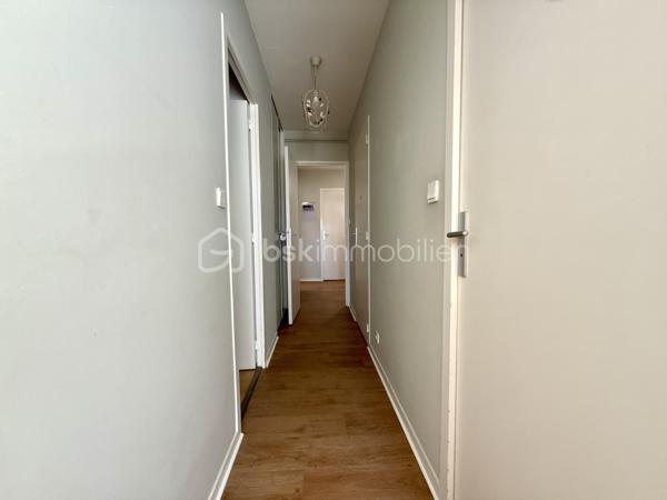Dans un secteur recherché de Mignaloux-Beauvoir, au sein de la résidence sécurisée Le Parc de Mignaloux, découvrez ce T3 de 64 m², situé au 1er étage d'une résidence à taille humaine de deux étages, au cœur d'un environnement boisé et verdoyant.

L'appartement bénéficie d'une distribution agréable et fonctionnelle.

Dès l'entrée, vous découvrirez un hall de 6,55 m² avec placard coulissant, desservant les différents espaces du logement.

La pièce de vie de 19 m² s'ouvre sur un balcon de 5 m² exposé sud-est. Celui-ci est également accessible depuis la cuisine grâce à une seconde porte-fenêtre, offrant une configuration particulièrement agréable au quotidien.

La cuisine aménagée et équipée, rénovée (en partie) en 2021, dispose ainsi d'un accès direct au balcon.

L'espace nuit comprend deux chambres, dont une avec placard de rangement, ainsi qu'une salle d'eau rénovée (en partie) en 2021.

L'appartement est en très bon état général. Les sols et le chauffe-eau ont été remplacés en 2026. Il bénéficie également du double vitrage, de volets roulants manuels et de la fibre optique.

La résidence sécurisée dispose d'un interphone, d'un local à vélos et d'espaces verts entretenus. De nombreux emplacements de stationnement sont disponibles au sein de la résidence.

Mignaloux-Beauvoir séduit par son environnement résidentiel et sa proximité avec Poitiers.

La situation est particulièrement intéressante pour les étudiants et professionnels de santé, avec les facultés de médecine et le CHU de Poitiers à proximité.

Les atouts :

✓ Résidence sécurisée "Le Parc de Mignaloux"
✓ Environnement boisé 
✓ Balcon de 5 m² exposé sud-est
✓ Double accès au balcon : séjour et cuisine
✓ Cuisine et salle d'eau rénovées (en partie)
✓ Sols et chauffe-eau 2026
✓ Très bon état général
✓ Stationnement dans la résidence
✓ Eau froide comprise dans les charges de copropriété
✓ Proximité CHU et facultés de médecine

Pour obtenir davantage d'informations sur ce bien ou organiser une visite, contactez-moi.