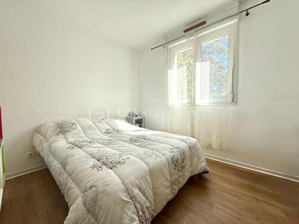 Dans un secteur recherché de Mignaloux-Beauvoir, au sein de la résidence sécurisée Le Parc de Mignaloux, découvrez ce T3 de 64 m², situé au 1er étage d'une résidence à taille humaine de deux étages, au cœur d'un environnement boisé et verdoyant.

L'appartement bénéficie d'une distribution agréable et fonctionnelle.

Dès l'entrée, vous découvrirez un hall de 6,55 m² avec placard coulissant, desservant les différents espaces du logement.

La pièce de vie de 19 m² s'ouvre sur un balcon de 5 m² exposé sud-est. Celui-ci est également accessible depuis la cuisine grâce à une seconde porte-fenêtre, offrant une configuration particulièrement agréable au quotidien.

La cuisine aménagée et équipée, rénovée (en partie) en 2021, dispose ainsi d'un accès direct au balcon.

L'espace nuit comprend deux chambres, dont une avec placard de rangement, ainsi qu'une salle d'eau rénovée (en partie) en 2021.

L'appartement est en très bon état général. Les sols et le chauffe-eau ont été remplacés en 2026. Il bénéficie également du double vitrage, de volets roulants manuels et de la fibre optique.

La résidence sécurisée dispose d'un interphone, d'un local à vélos et d'espaces verts entretenus. De nombreux emplacements de stationnement sont disponibles au sein de la résidence.

Mignaloux-Beauvoir séduit par son environnement résidentiel et sa proximité avec Poitiers.

La situation est particulièrement intéressante pour les étudiants et professionnels de santé, avec les facultés de médecine et le CHU de Poitiers à proximité.

Les atouts :

✓ Résidence sécurisée "Le Parc de Mignaloux"
✓ Environnement boisé 
✓ Balcon de 5 m² exposé sud-est
✓ Double accès au balcon : séjour et cuisine
✓ Cuisine et salle d'eau rénovées (en partie)
✓ Sols et chauffe-eau 2026
✓ Très bon état général
✓ Stationnement dans la résidence
✓ Eau froide comprise dans les charges de copropriété
✓ Proximité CHU et facultés de médecine

Pour obtenir davantage d'informations sur ce bien ou organiser une visite, contactez-moi.