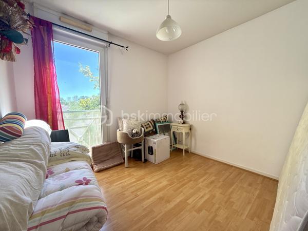 Dans un secteur recherché de Mignaloux-Beauvoir, au sein de la résidence sécurisée Le Parc de Mignaloux, découvrez ce T3 de 64 m², situé au 1er étage d'une résidence à taille humaine de deux étages, au cœur d'un environnement boisé et verdoyant.

L'appartement bénéficie d'une distribution agréable et fonctionnelle.

Dès l'entrée, vous découvrirez un hall de 6,55 m² avec placard coulissant, desservant les différents espaces du logement.

La pièce de vie de 19 m² s'ouvre sur un balcon de 5 m² exposé sud-est. Celui-ci est également accessible depuis la cuisine grâce à une seconde porte-fenêtre, offrant une configuration particulièrement agréable au quotidien.

La cuisine aménagée et équipée, rénovée (en partie) en 2021, dispose ainsi d'un accès direct au balcon.

L'espace nuit comprend deux chambres, dont une avec placard de rangement, ainsi qu'une salle d'eau rénovée (en partie) en 2021.

L'appartement est en très bon état général. Les sols et le chauffe-eau ont été remplacés en 2026. Il bénéficie également du double vitrage, de volets roulants manuels et de la fibre optique.

La résidence sécurisée dispose d'un interphone, d'un local à vélos et d'espaces verts entretenus. De nombreux emplacements de stationnement sont disponibles au sein de la résidence.

Mignaloux-Beauvoir séduit par son environnement résidentiel et sa proximité avec Poitiers.

La situation est particulièrement intéressante pour les étudiants et professionnels de santé, avec les facultés de médecine et le CHU de Poitiers à proximité.

Les atouts :

✓ Résidence sécurisée "Le Parc de Mignaloux"
✓ Environnement boisé 
✓ Balcon de 5 m² exposé sud-est
✓ Double accès au balcon : séjour et cuisine
✓ Cuisine et salle d'eau rénovées (en partie)
✓ Sols et chauffe-eau 2026
✓ Très bon état général
✓ Stationnement dans la résidence
✓ Eau froide comprise dans les charges de copropriété
✓ Proximité CHU et facultés de médecine

Pour obtenir davantage d'informations sur ce bien ou organiser une visite, contactez-moi.