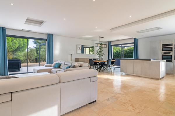 Villa contemporaine 4 pièces au calme absolu.