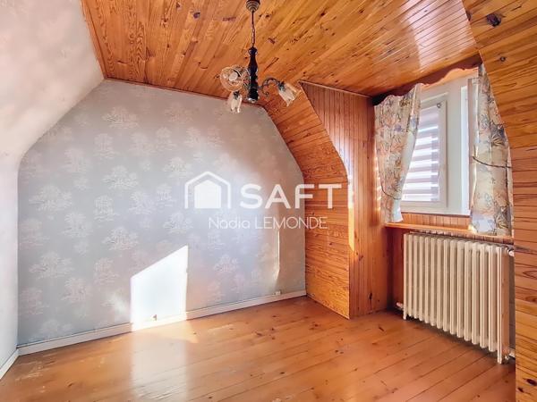 Maison avec joli jardin, garage et dépendance, située au calme à Hombourg-Haut.